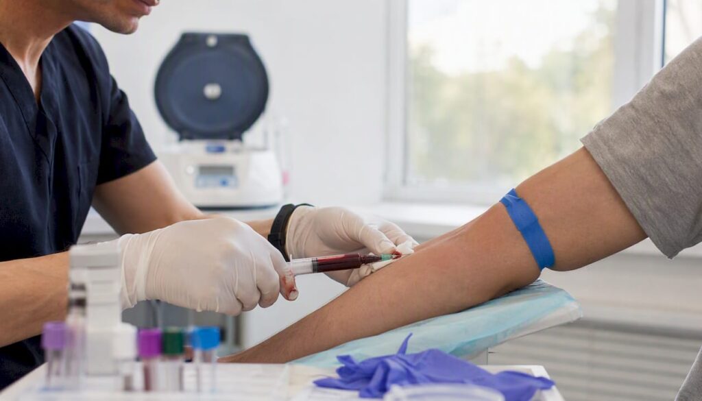 Obtención de muestra de sangre para tratamiento con PRP en la clínica