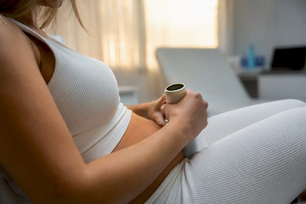 Mujer revisando la firmeza de la piel en el abdomen
