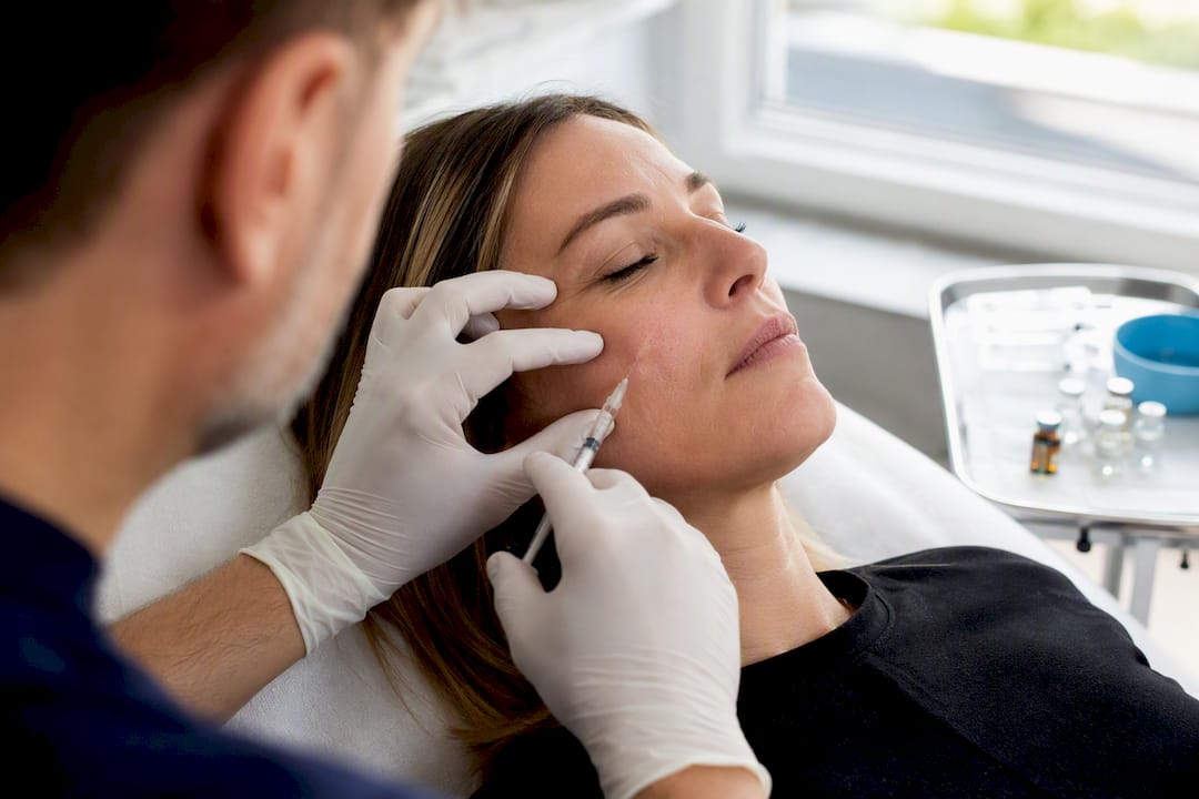 Inyección de vitaminas para mesoterapia facial, primer plano