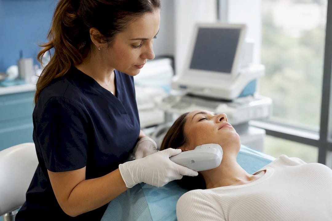 Dispositivo HIFU en la línea mandibular para contorno facial