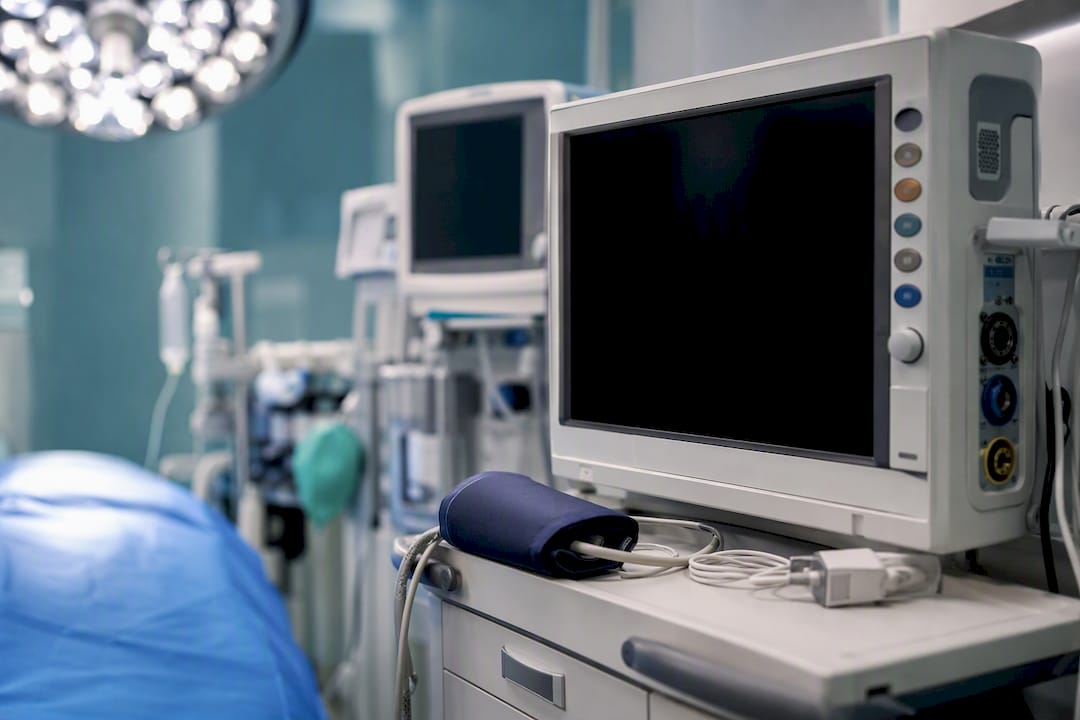 Primer plano de monitores de anestesia y equipo vital