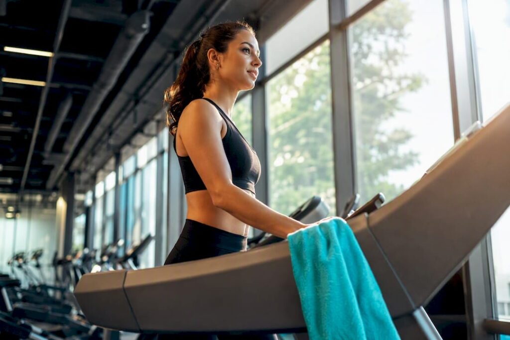 Mujer haciendo ejercicio liviano en el gimnasio