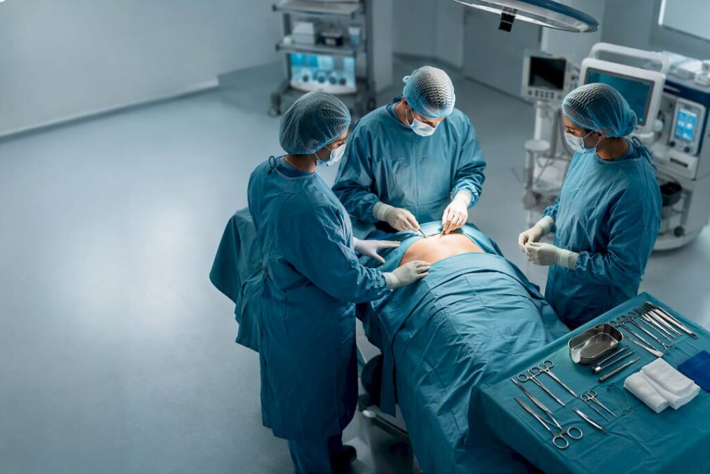 Sala de operaciones lista para cirugía abdominal